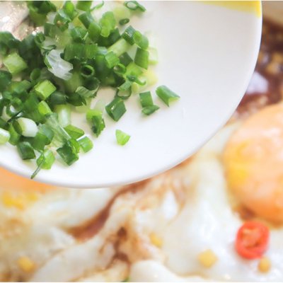 用可乐和鸡蛋做出美食,鸡蛋里倒入可乐和醋