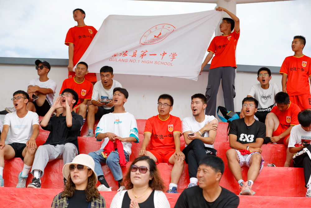 足球赛场上的心酸,足球场上的感动瞬间文章