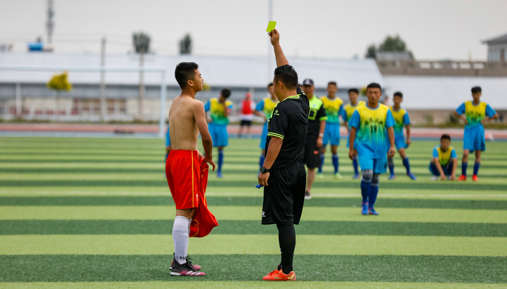 足球赛场上的心酸,足球场上的感动瞬间文章