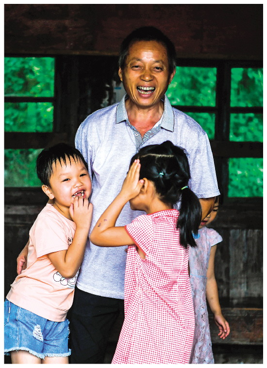 35年的坚守！满头的白发“小吴老师”已经55岁了，脸上写满了温柔