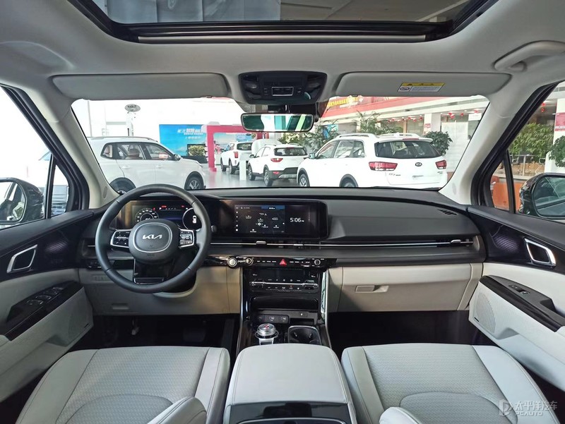 新款起亚嘉华实车曝光,2022丰田皇冠陆放豪华版图片