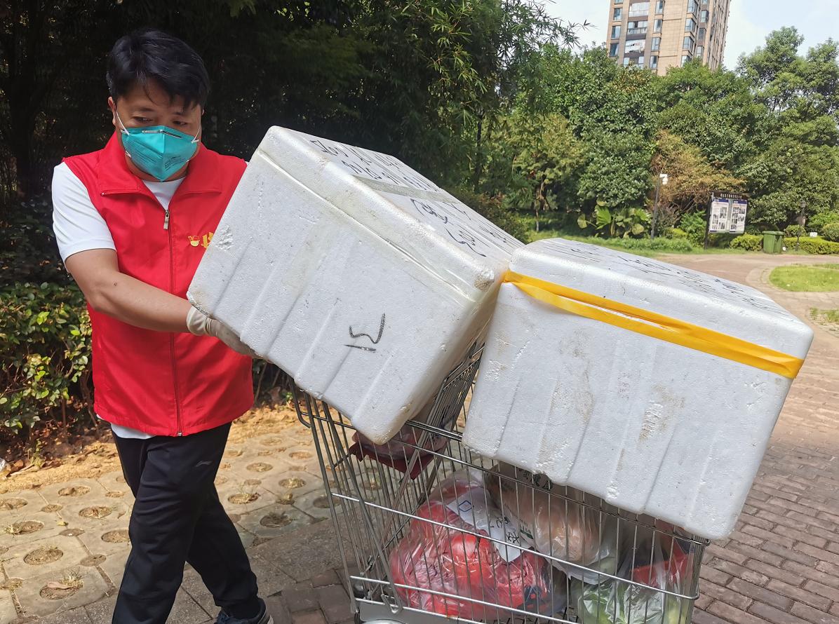 聚焦铂金汉宫小区「四」“红马甲”的坚守