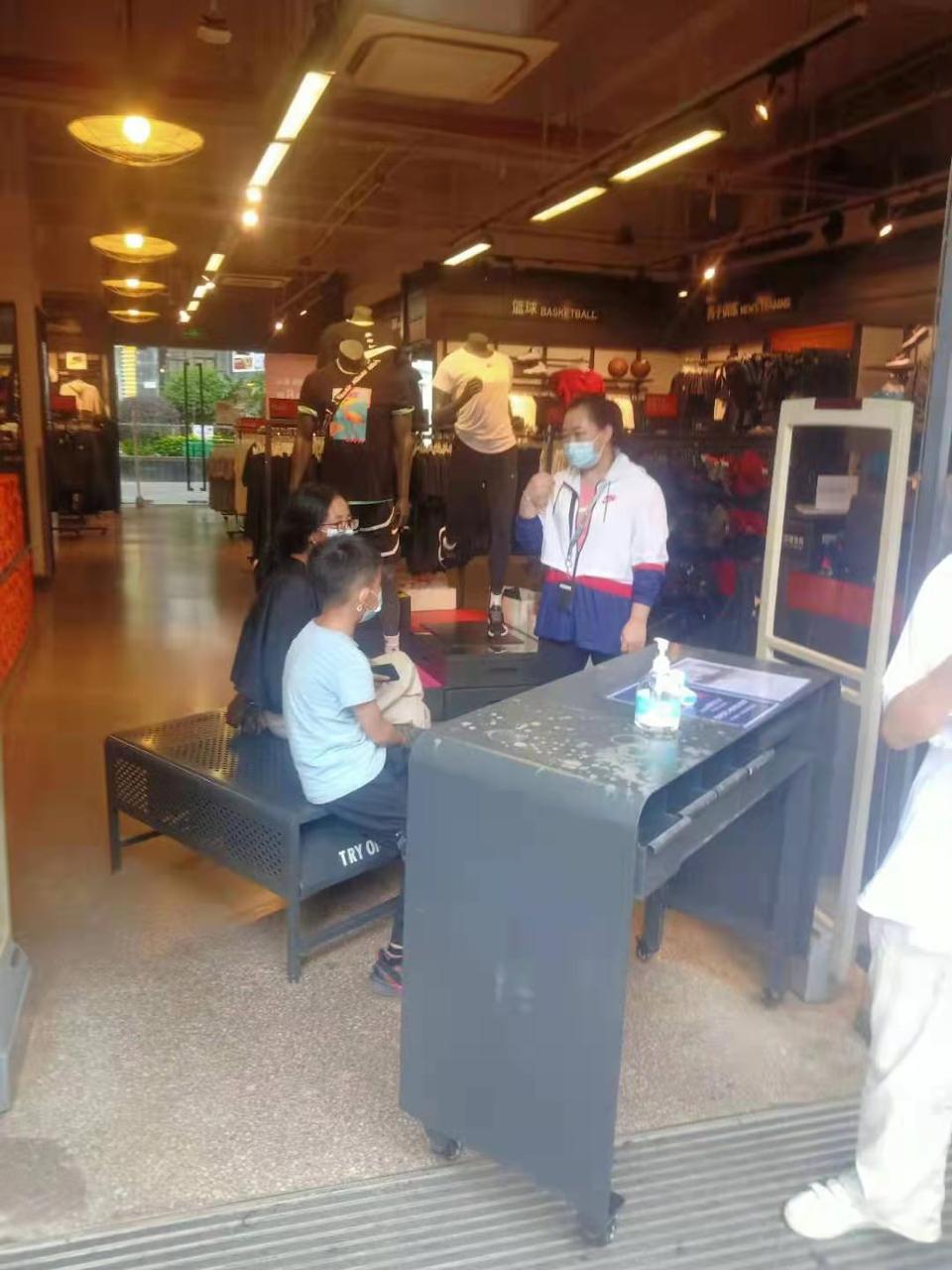 农民工被耐克员工抢衣服,耐克专卖店店员