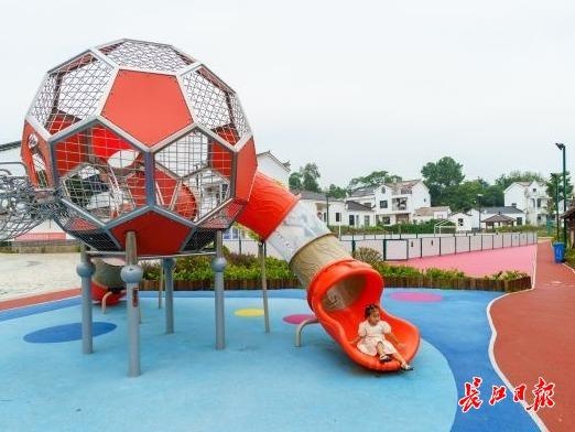 昔日贫困村逆袭建设新时代文明村,昔日贫困村蜕变成富裕美丽和谐村