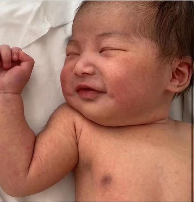 中国第一漂亮美人朱珠,朱珠晒女儿出生照