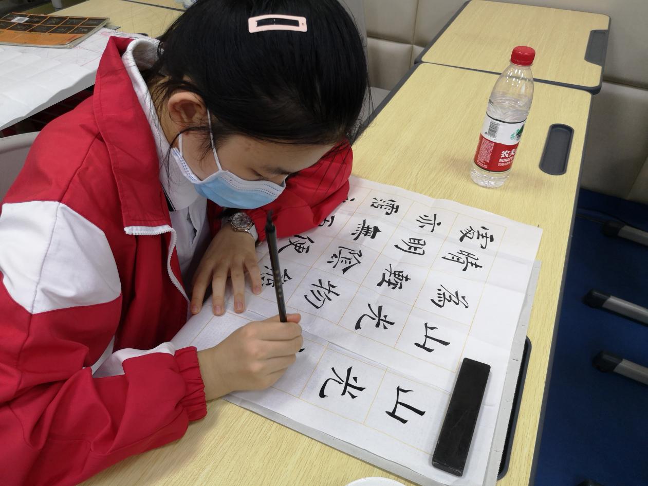 书法文化进校园翰墨飘香润师生,翰墨飘香书法艺术进校园