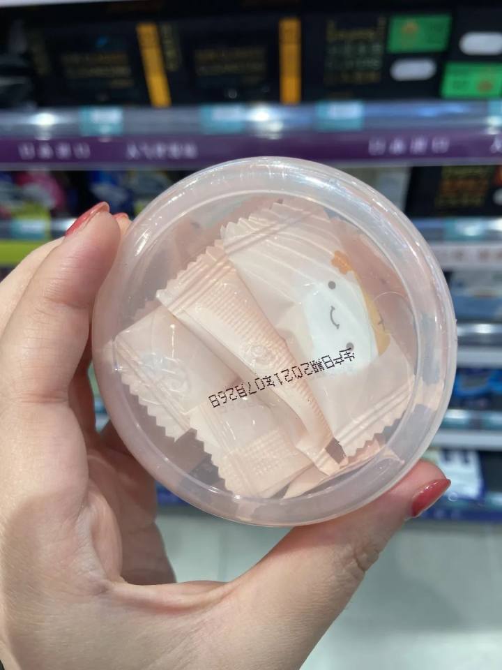 以为是颗奶糖，结果从嘴里拉出一张“人脸”？杭州的日用品超市里也有，包装和糖一样，但是不能吃啊……