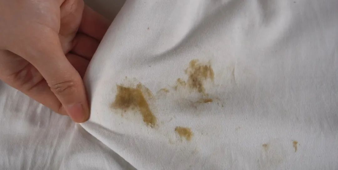 新衣服好脏不要水怎么洗,新衣服怎么洗才会变得柔软