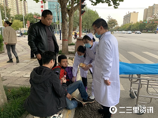 小伙低血糖在路边晕倒,男子低血糖晕倒求助警察