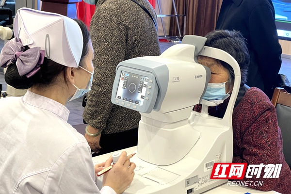 爱尔眼科医院老花镜,爱尔眼科有老年人免费白内障手术