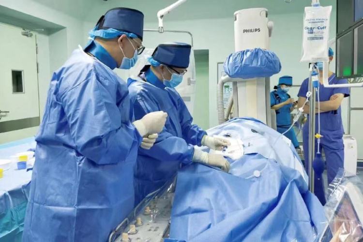 男子落枕按摩后患脑中风,男子落枕后做按摩导致中风