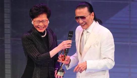 花花老爷子谢贤分手后，称自己感到生活的孤独和枯燥