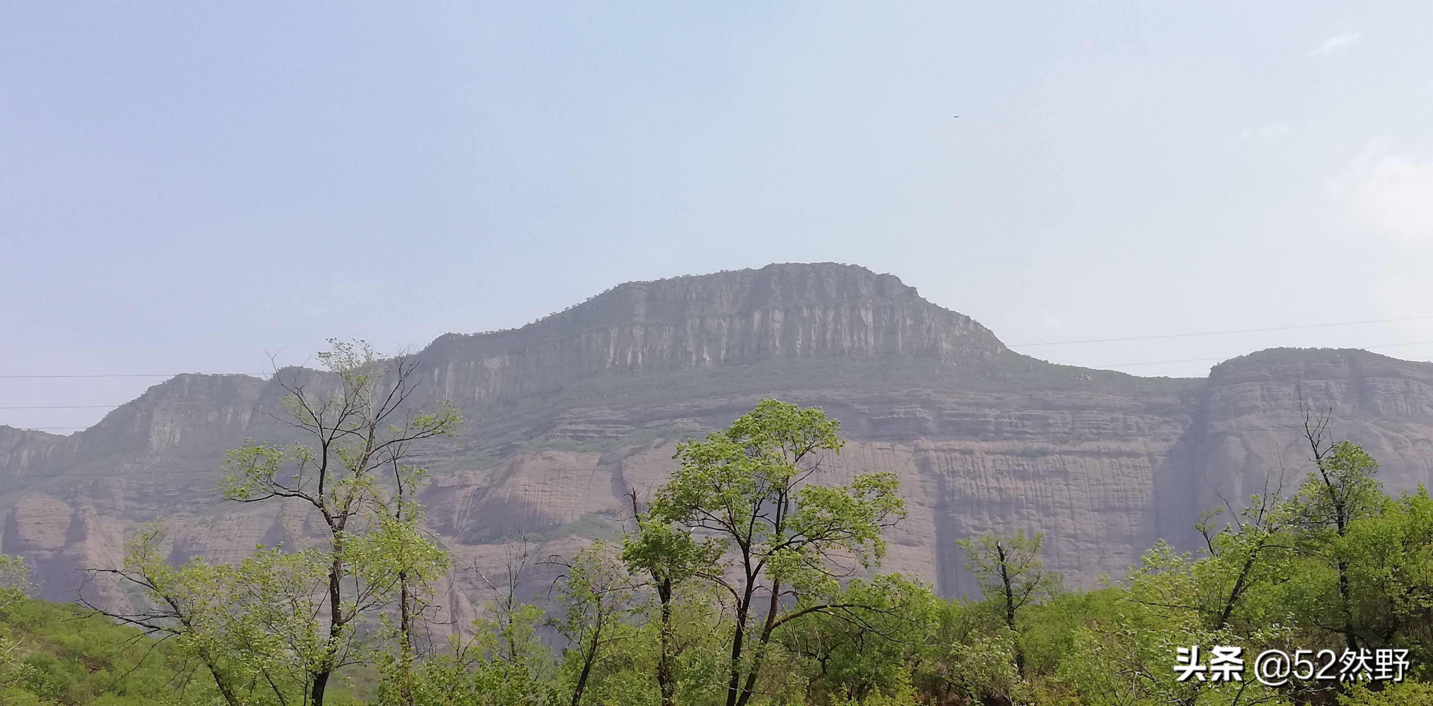燕山唯一丹霞长嵯，山村溪水野草闲花