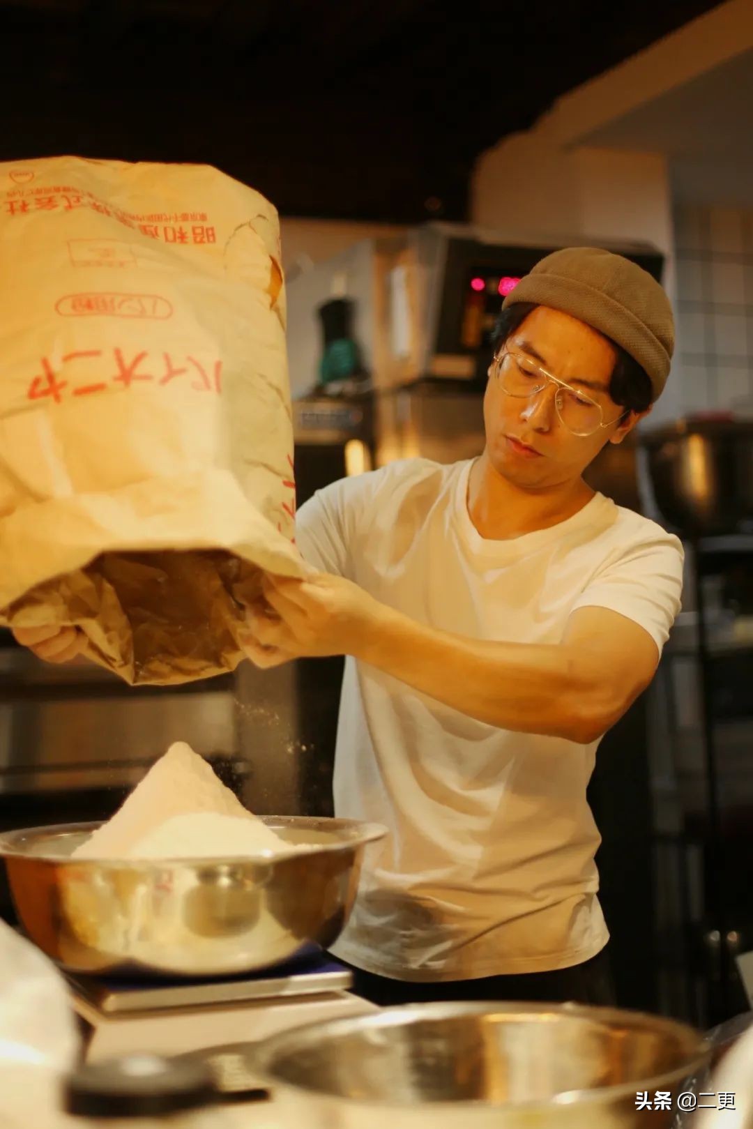 相识27天闪婚，这对逃离大城市的小夫妻，实现“面包爱情”双丰收