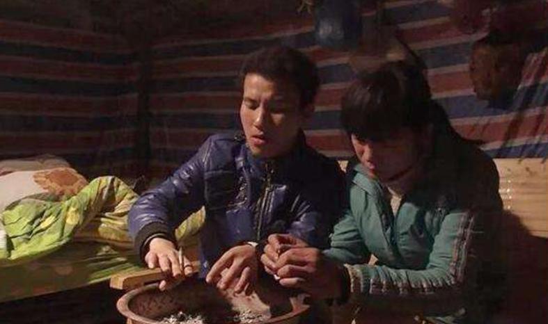 “变性人”李二毛,为爱变“女人”却惨遭抛弃,受尽屈辱悲惨离世