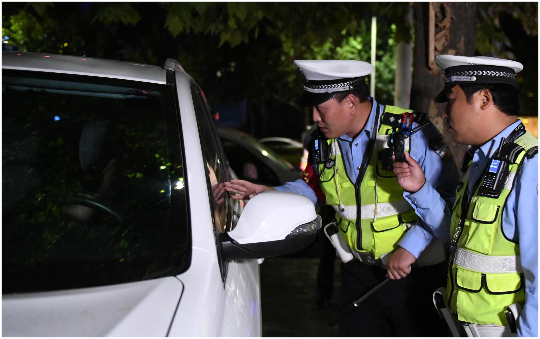 驾驶证忘带被交警查了解决方法,忘带驾照遇到交警查车怎么办