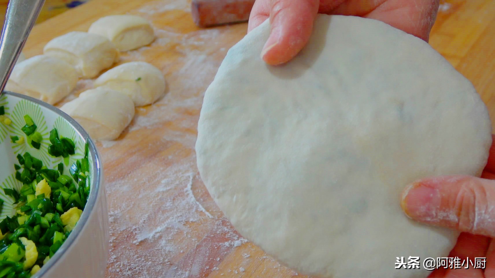 把馅饼做的皮薄如纸，这一步很重要，做法简单，凉了不硬