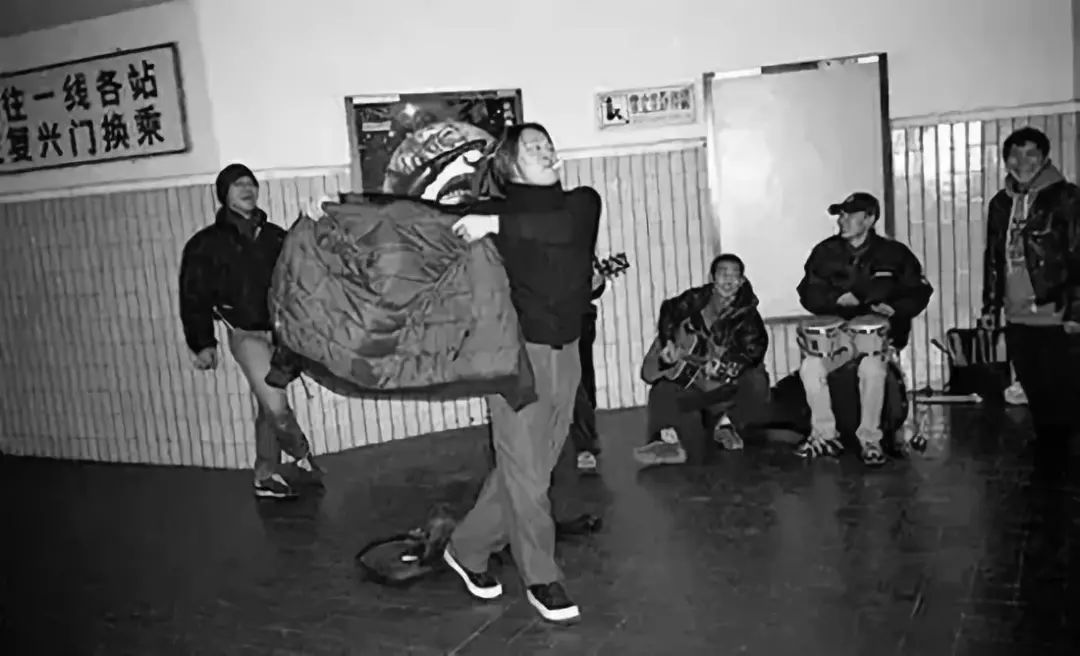 49岁窦唯和自己铁粉三婚俗掉了？这位“王菲前夫”从没成过仙啊！