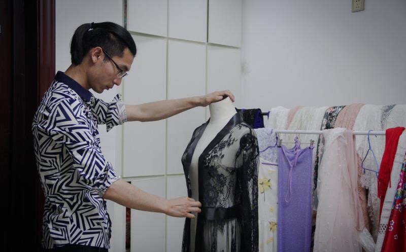 90后小伙休学创业,90后卖内衣赚3亿