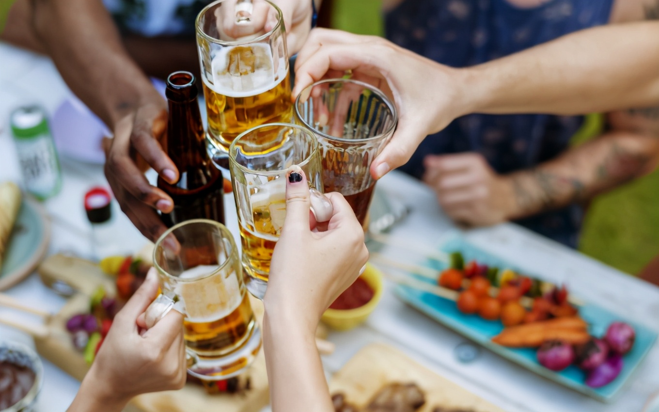 在酒桌上不会喝酒应该怎么办,酒桌上如何拒绝喝酒还不得罪人