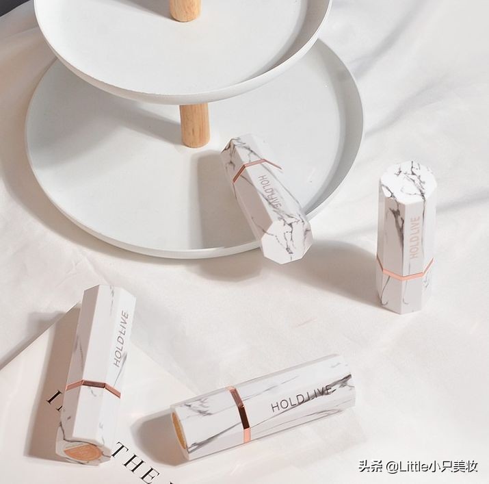 拥有一支绿色口红,适合黄皮的水红色口红