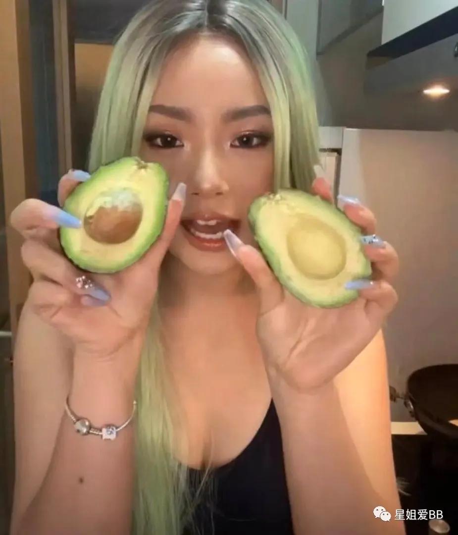 比新发色更抢眼的是她的微博改了两个字？