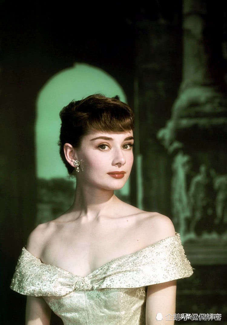 奥黛丽赫本跟玛丽莲梦露谁更美,奥黛丽赫本和玛丽莲梦露年轻照片