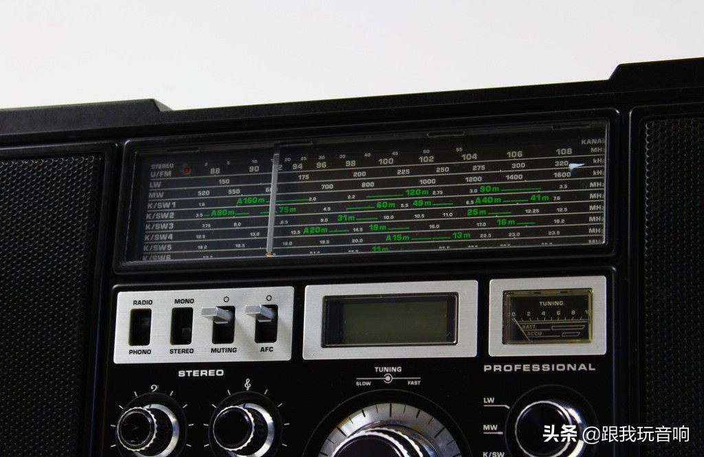 这是一款80年代根德公司推出的Satellit2400SL多波段便携式收音机