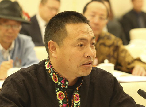 农宁安代表：将边境群众的心与*党**中央紧紧相连