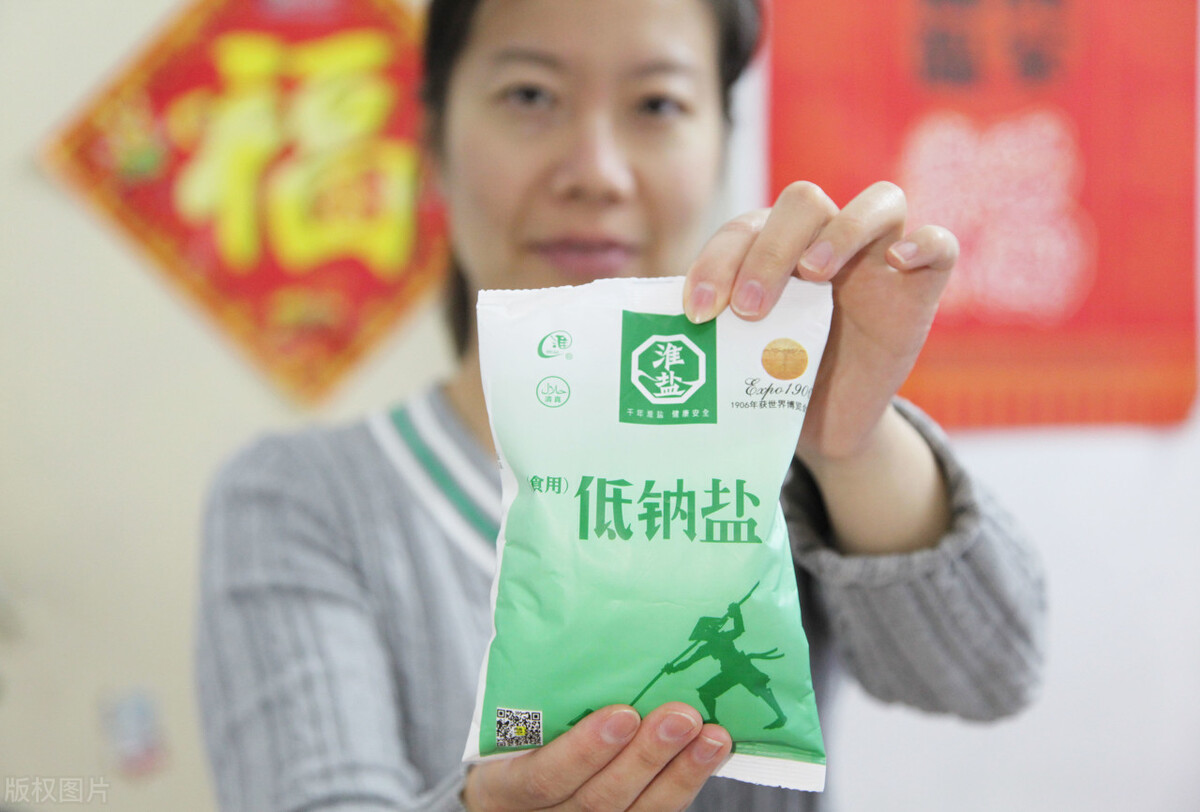 买食盐选低钠盐还是普通盐,买盐买咸的好还是不咸的好