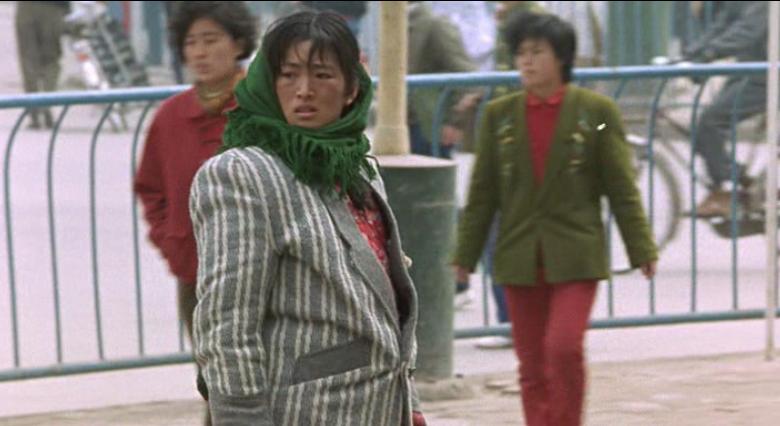 自毁形象，拿洗衣粉洗头，这样的巩俐，才能将村姑演的土得掉渣