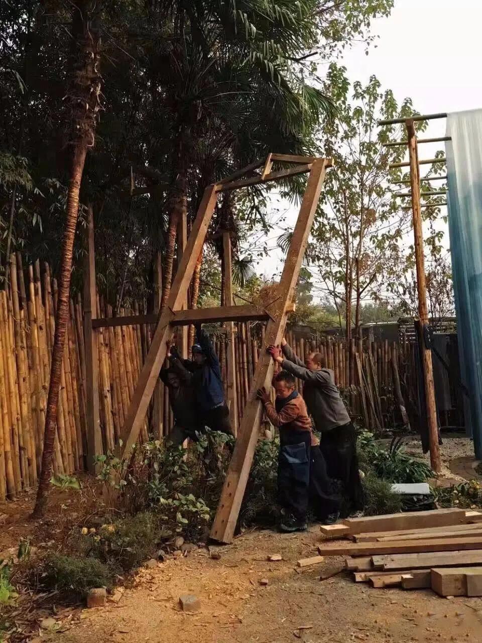 租下城郊200㎡小院，和陌生人一起生活5年：唱歌、染布、盖树屋