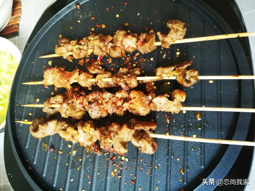 快过年了给家人做什么手工,在家烤羊肉串怎么做没有膻味儿