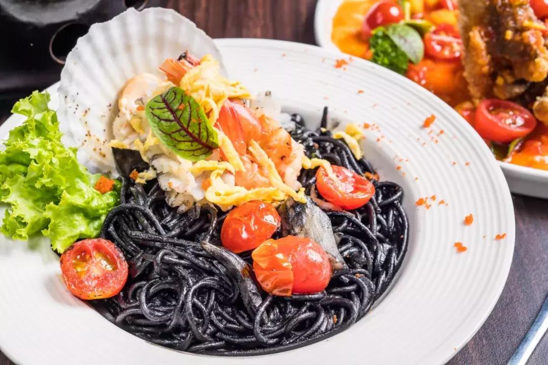 外滩惊现天价「奶盖雪蟹」，比宝马还贵