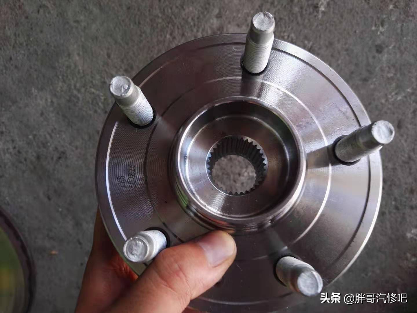 车辆行驶时前轮叽叽叽异响,行车中前轮突然有异响是怎么回事