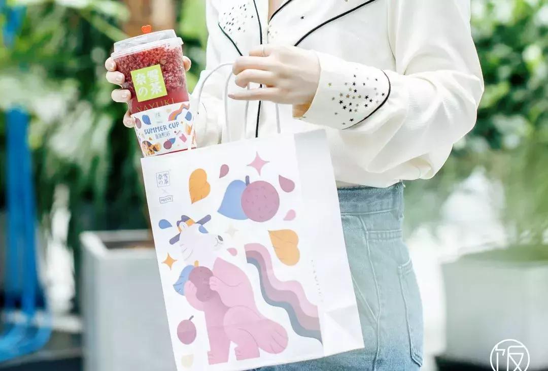 一*爆口**浆的咩咩包来了，今天也是努力营业的奈雪咩！