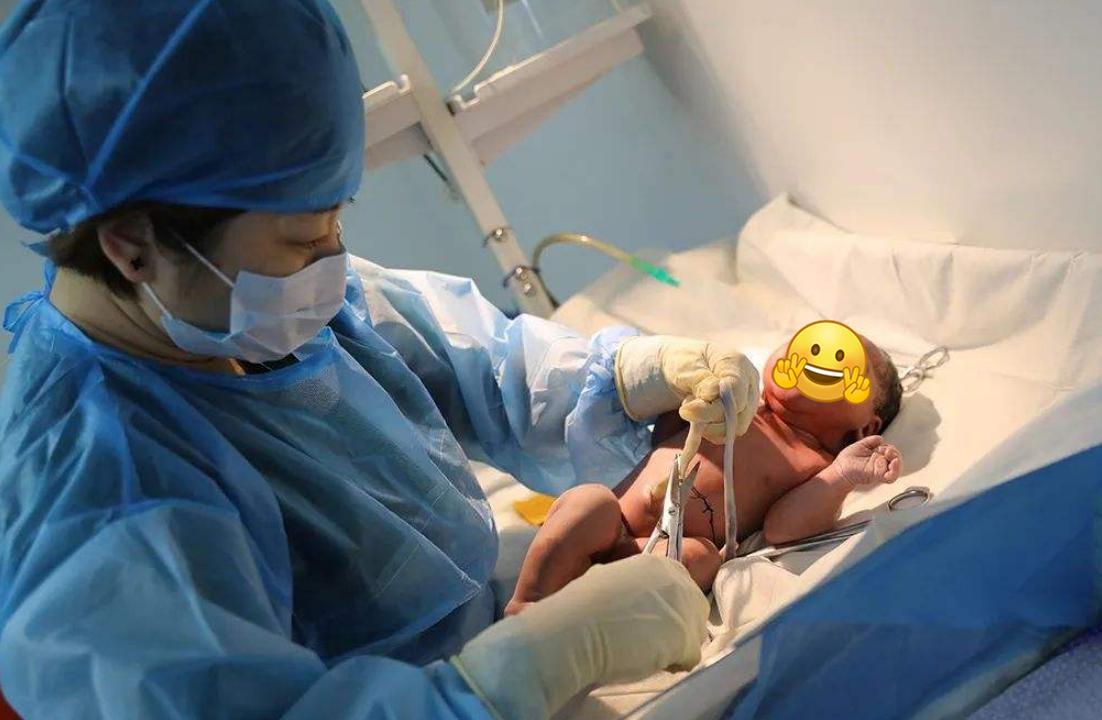 产后剪脐带会很痛吗？7天自然脱落别担心，“三不要”护理好脐带