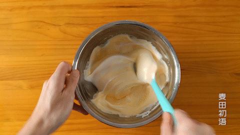 纸杯戚风蛋糕不塌不回缩的诀窍,用纸杯做戚风蛋糕湿乎乎的