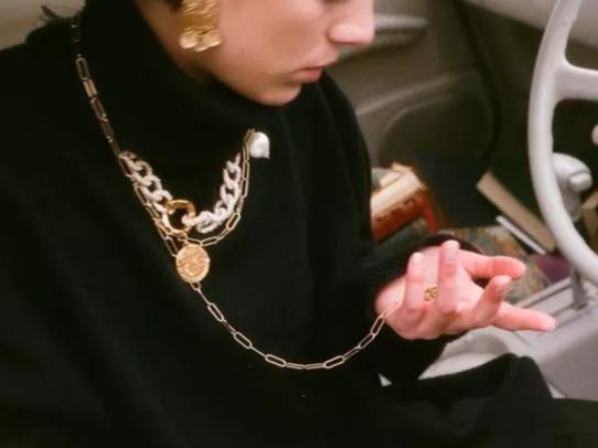 没钱买大牌的女人，记住这三个高级穿衣法则，平价衣服也很贵气