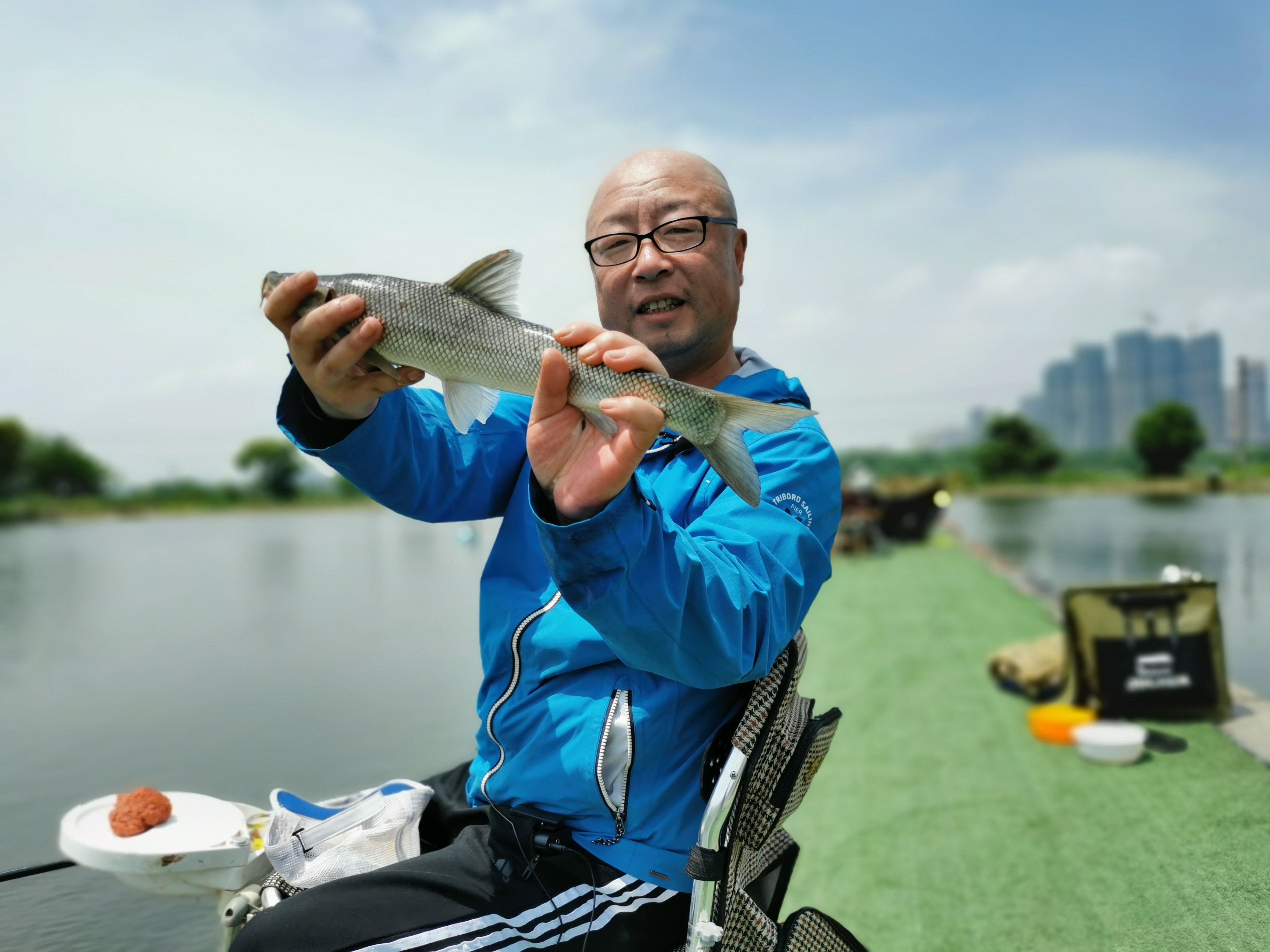 渔具网上便宜还是渔具店便宜,新手去渔具店买渔具要注意什么