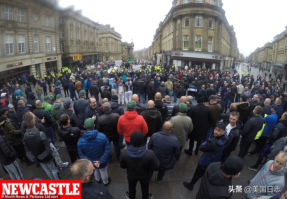 英国抗议人群与警方爆发冲突,英国白人右翼和反种族主义