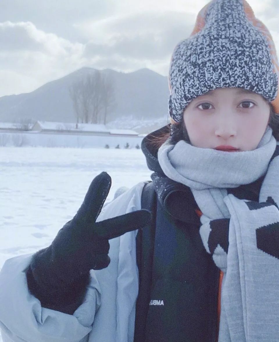 关晓彤黑色轻纱吊带配8分裤,关晓彤穿露脐装和小脚裤视频