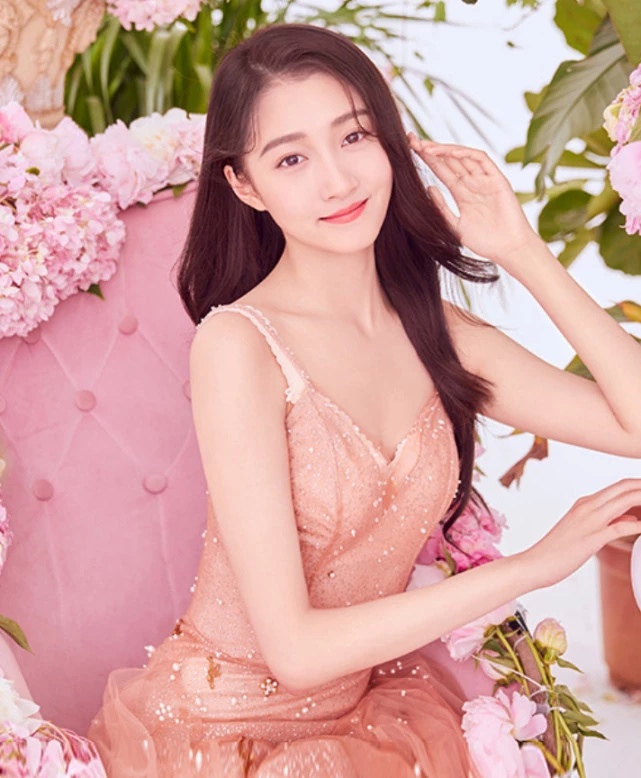 二十不惑关晓彤和志玲比较,林志玲关晓彤同一件穿搭