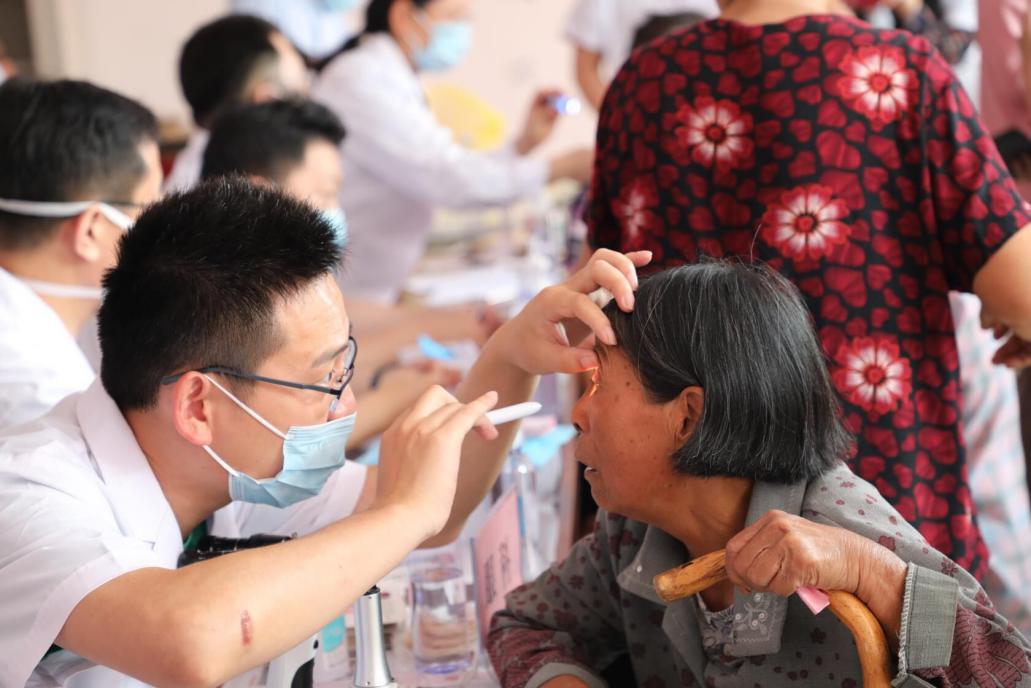 情系家乡献爱心回馈桑梓见真情,情系桑梓行善举捐资助学惠民生