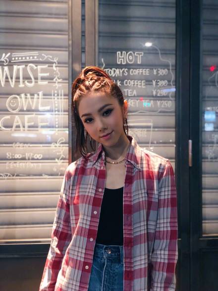 邓紫棋和林俊杰是一个级别吗,邓紫棋现场稳吗