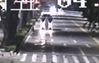 奇葩醉酒男把拱北闹市路口当床，铺上被子呼呼大睡！过往司机心惊胆战！