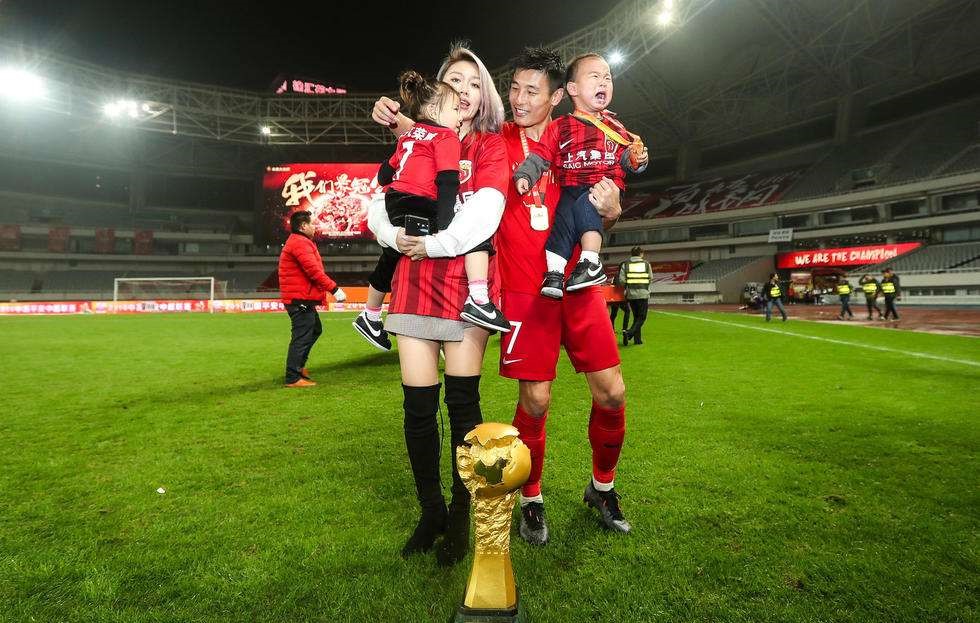 武磊上演“逆天”一幕惊呆全场,武磊重回首发凌空斩破球荒