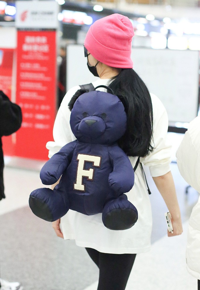 范冰冰英伦风穿搭现身时装周,范冰冰穿衣搭配大红裙现身香港