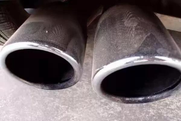 开车排气管总是有异响是怎么回事,汽车排气管有一点黑灰算是正常吗