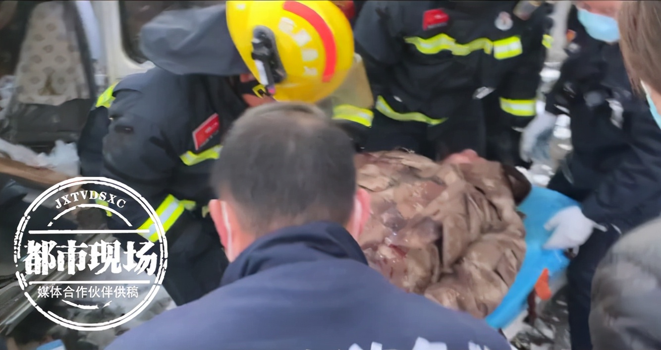 面包车被撞旋转180度侧翻,面包车被撞翻